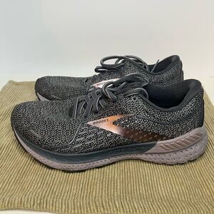 Brooks Women's lavender and Gray Athletic Shoes
